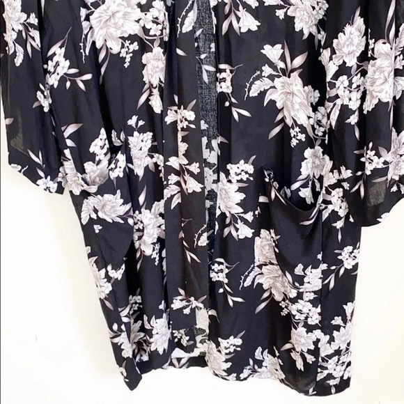 Spiritual Gangster Black/white Floral Kimono/robe - Picture 7 of 12